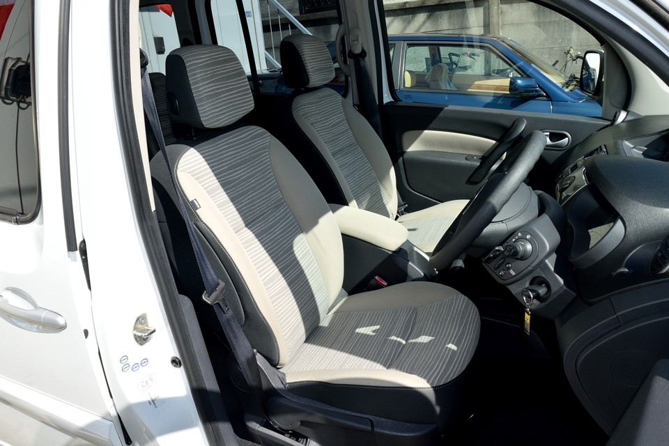 ベージュ系のシートは比較的汚れが目立つはずなのですが、この状態です！入庫車両はいつもガンバってクリーニングをするのですが、これはする必要もないくらいの状態です。