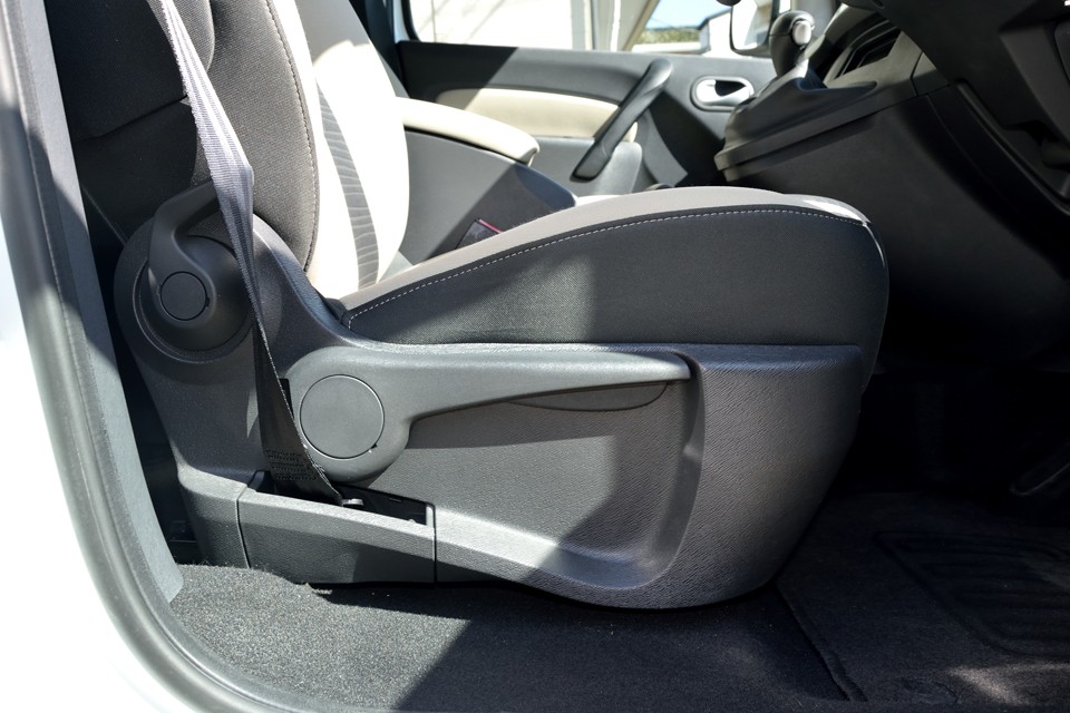 そんな悩みはさておき（笑）、運転席にはかなり調整幅のあるシートリフターが装備されていますので、小柄な方でもベストポジションに！