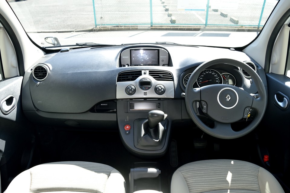 ボディ同様、曲面を基調にした柔らかい印象のインテリアは落ち着きますね。飽きのこない、長くお乗りいただけるデザインだと思います。