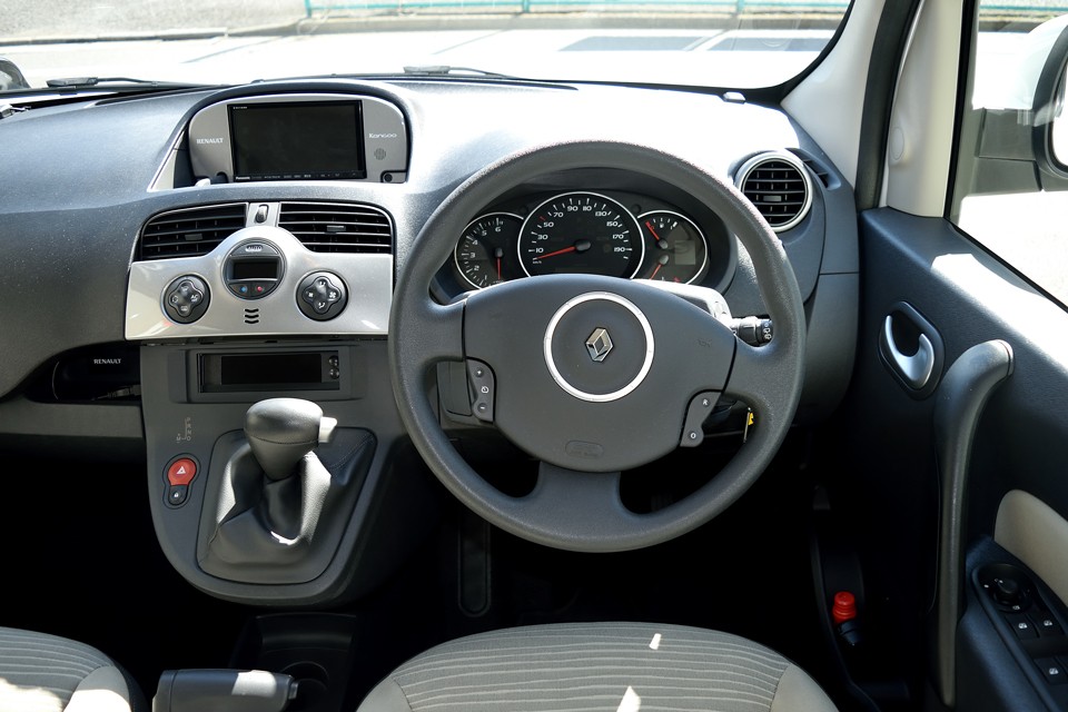 操作系は分かりやすく、確実に操作出来る大きめのスイッチも良く考えられていますね。使えば使う程、感心させられます。