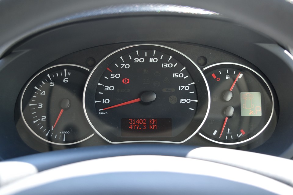 実走行3.2万km、ワンオーナーで禁煙車！気になるタイミングベルトは距離的にはまだまだですが、経過年数を考えると交換時期なので、ご成約いただきましたら、Wポンプも合わせて一式交換サービスさせていただきます！安心してお乗りいただけますよね。