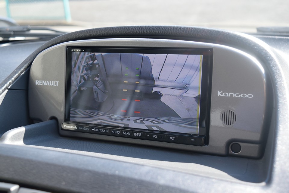 バックカメラも装備ですので、車庫入れも楽々！大きな車体だからって心配する必要はないですよぉ～奥さ～ん！（笑）