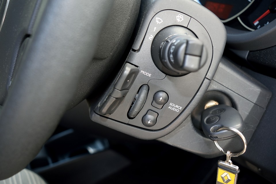 純正ナビなので、ハンドル右横のオーディオコントロールボタンもちゃんと機能します！さすが純正！高いだけの事はあります。社外ナビではこうはいきませんからね。