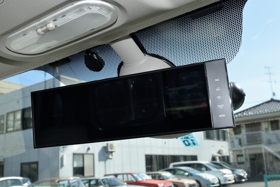 そして、今や必需品かもしれませんね、ドライブレコーダーも装備！ミラー一体式なので、視界を妨げる事もありません！画像では判りづらいですが、ミラーの右端がモニター画面になっているタイプです。