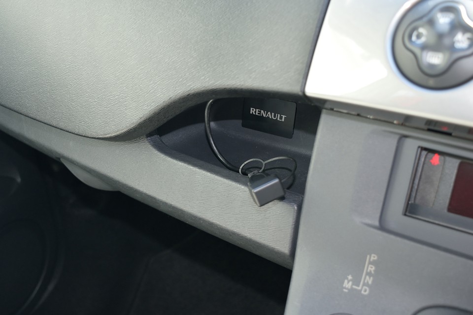 標準ではここに赤白のアナログピンジャックが装備されていますが、USBケーブルに変更済！これでスマホの充電もOK！