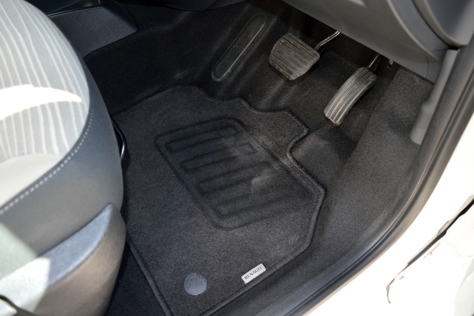 とても清潔な個体と再三申し上げておりますが、これをご覧いただければご納得いただけるかと・・・運転席フロアマットがこの状態です。まさか、足を着けずに運転されていた？！←それ無理（笑）