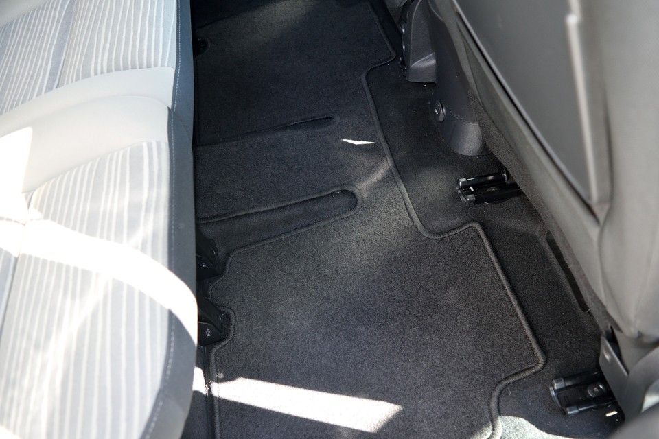 後席のフロアマットもこの通り！う～ん、今は無きフレーズを思い出してしまいました・・・「土禁車！」（笑）
