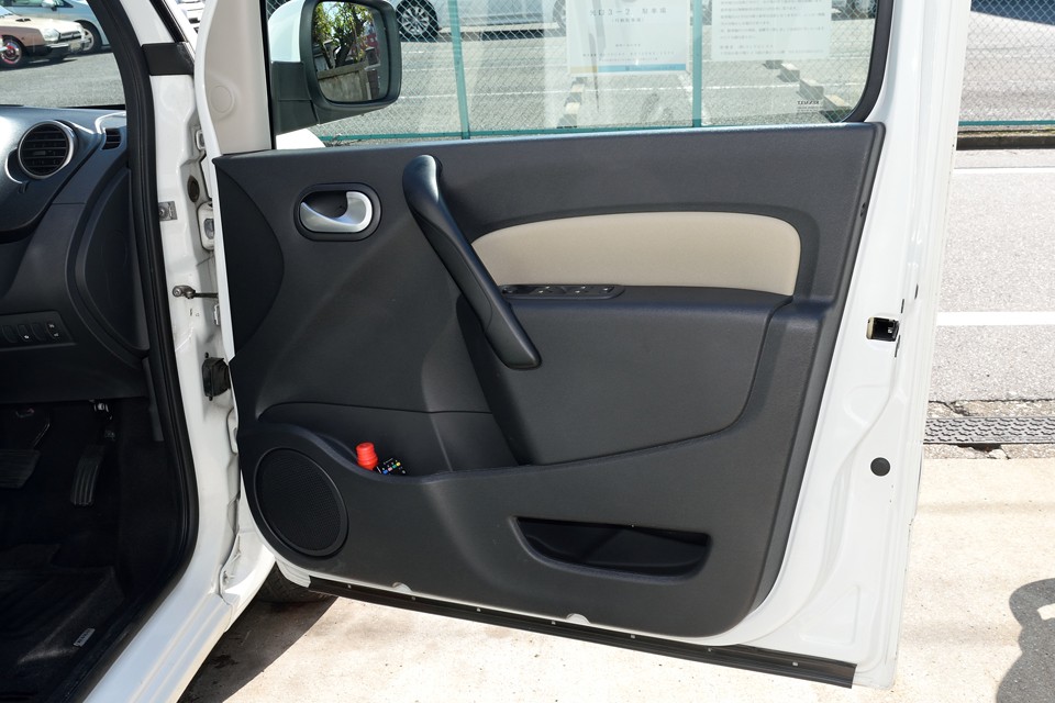 ドア内張りも清潔そのもの。車両全体にわたってこの状態なのです！次にお乗りになる方にとっては、ありがたいですよねぇ。