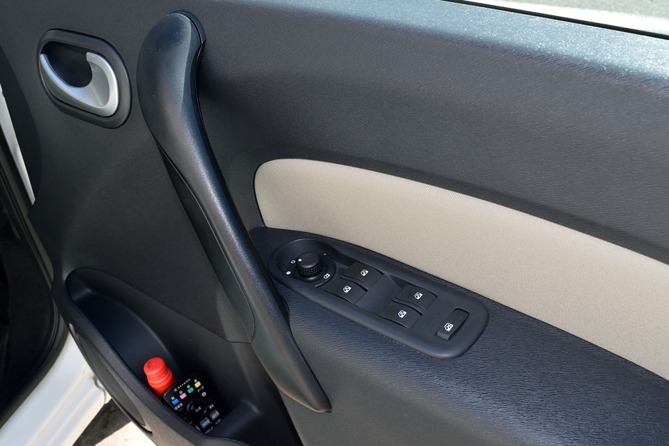 直接手の触れるドアハンドルやスイッチ類はテカりやキズ等、使用感の出やすいところですが、ご覧の状態！これも、触らずに操作していた？！このオーナー様なら出来る気がしてきた・・・（笑）