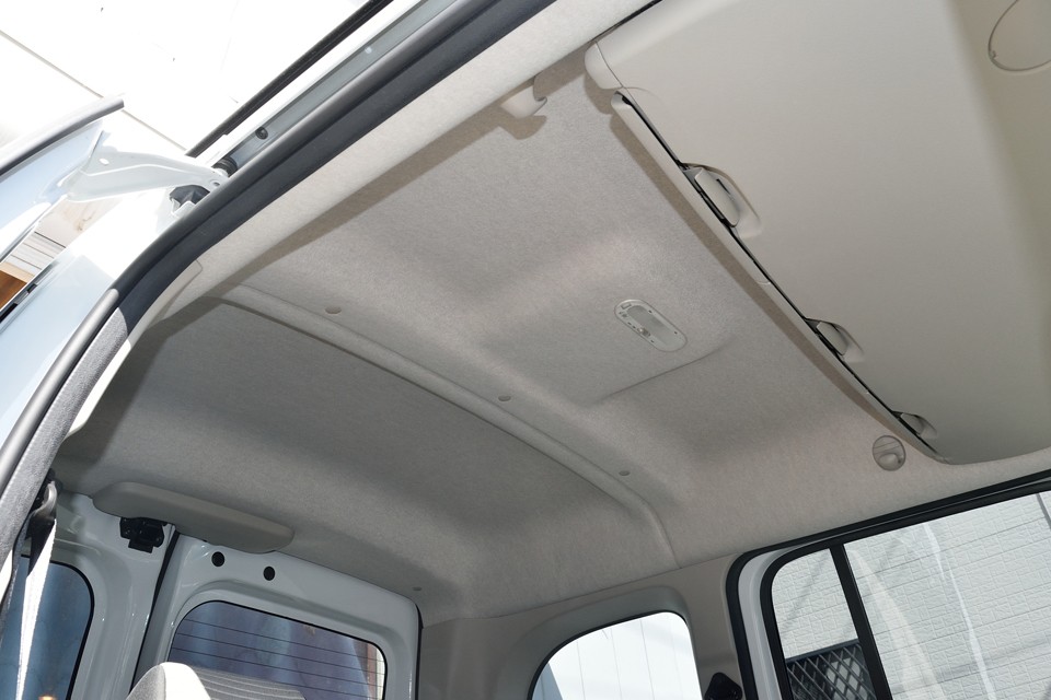 リアシートの天張りも同様！・・・個人的には少しくらい汚れがあった方が落ち着きます（笑）