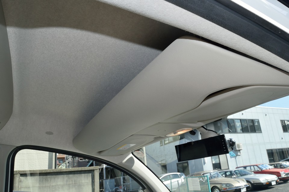 そしてカングーの便利装備のひとつ、前席頭上に小物、いや中物入れがあります！セカンドバックくらいならそのまま収納できる大きさです。