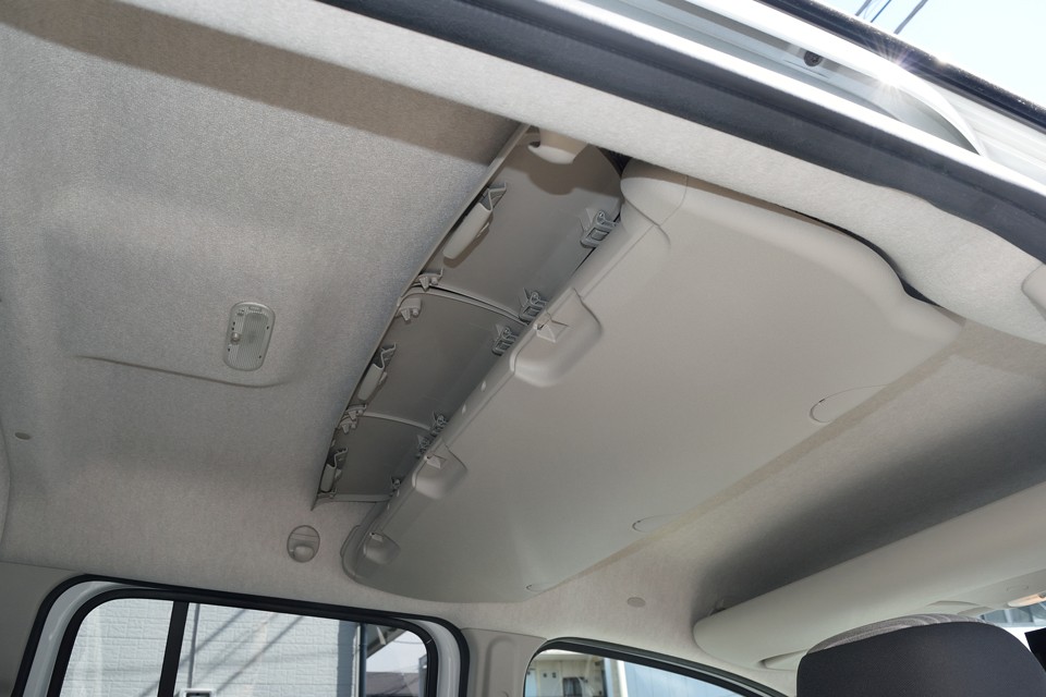 後席上部にもご覧の蓋付きの物入れが！何かと散らかりがちな車内もコレだけの収納があればスッキリ片付くはず！これで片付けられなければ、それは貴方のせいです（笑）