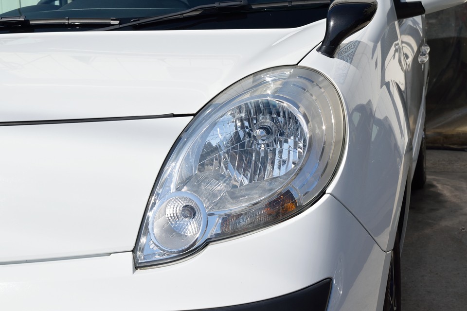 白くくもってしまうヘッドライトもご覧の通りクリア～！そしてライトは、安心、安定の純正オプションのHIDを装備！明るいぃ～！