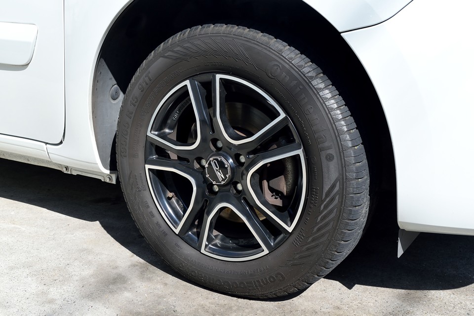 印象的なホイールは、OZ製「Adrenalina（アドレナリーナ） for KANGOO」というカングー専用に造られたアルミホイール！ピッタリ合うわけですね。また、タイヤは残溝も少なく、かなり固い状態ですので、ここは思い切って、ご成約いただきましたら、タイミングベルト一式と合わせてミシュランタイヤ4本新品交換サービスします！・・・あっ、勢いで、また言ってもうた（苦笑）