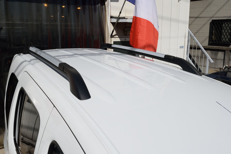 そして、これまた純正オプションのマルチルーフレールを装備！一見、普通のルーフレールと思いきや・・・。