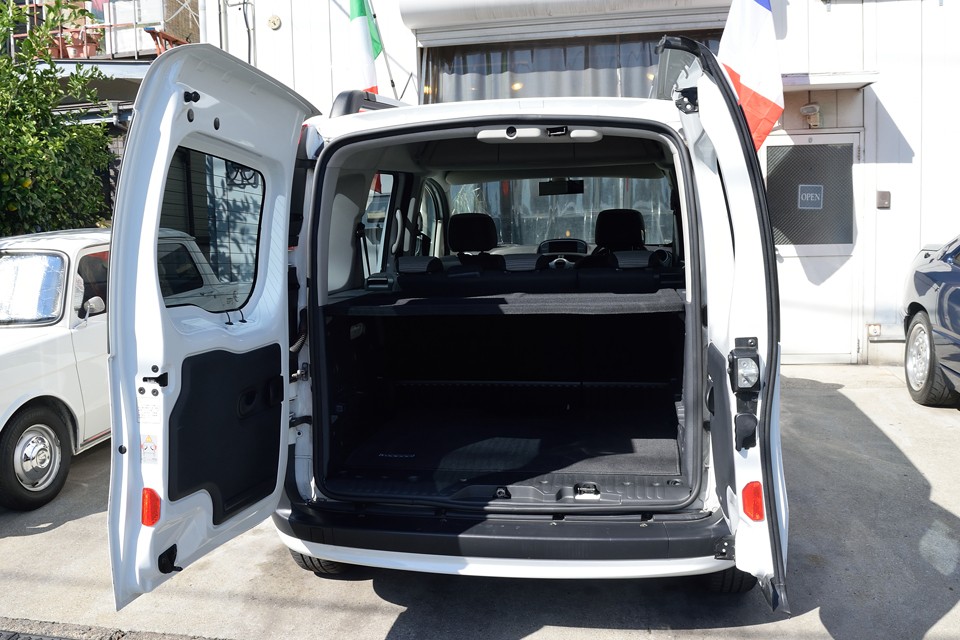 そして、カングーの最大の利点！広大なラゲッジルーム！ダブルバックドアなので、ハッチバックみたいに、いちいち重たいドアを開けなくていいので、チョ～便利！