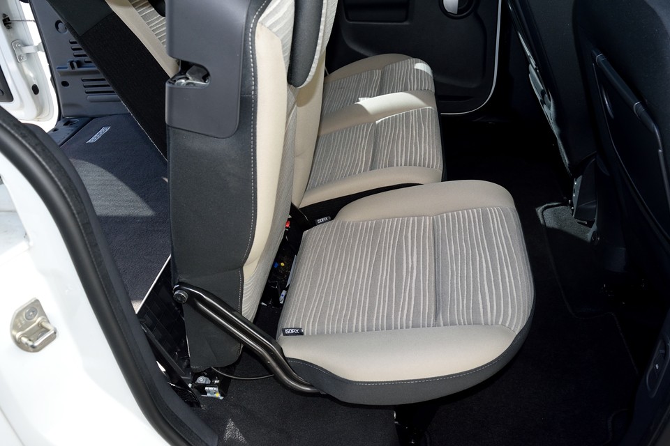 通常はこれだけのラゲッジスペースがあれば十分だと思いますが、いざという時には、リアシートはご覧の通り、ワンタッチで座面が足元スペースに格納されるリンク式なので・・・。
