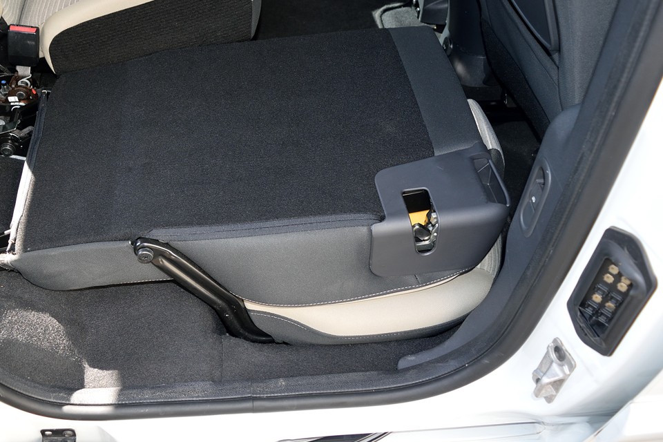 あっという間にまっ平ら！『シートを倒せばフラットに！』なんて謳っているのに、実際はシートの凸凹のあるクルマは良くありますが、カングーはホントにまっ平ら！素晴らしいぃ～！