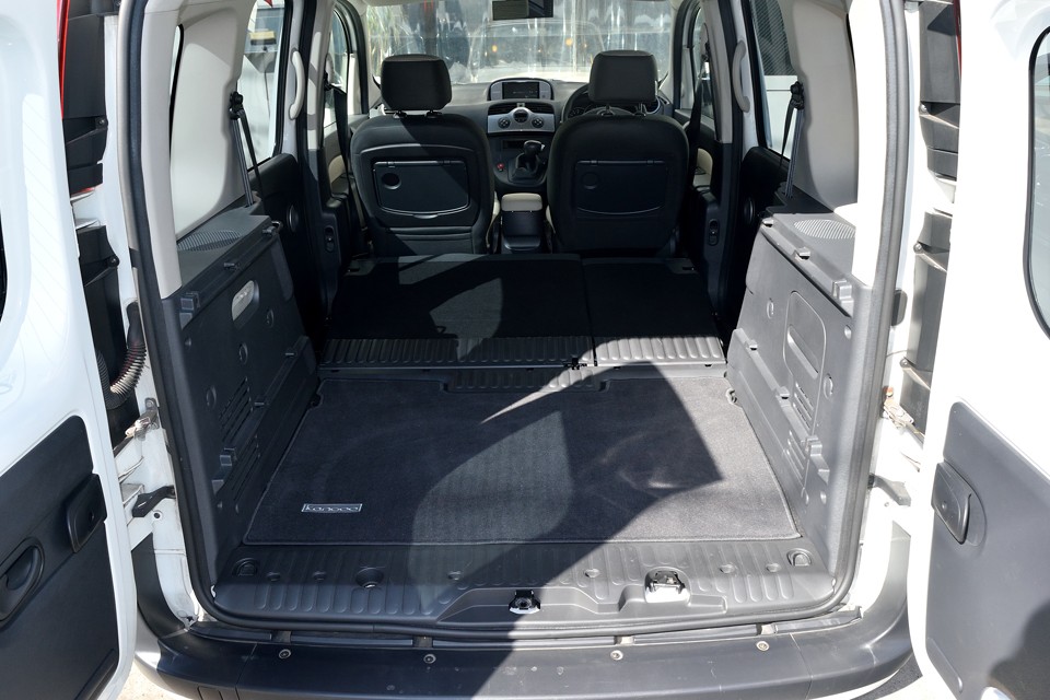 これだけの平らなスペースがワンタッチで出現するんですから、これ、今流行の「車中泊」には打ってつけではないかと・・・。