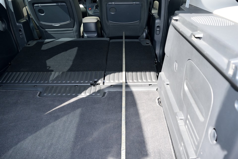 というわけで、車中泊ファンの方のご要望にお応えして？！ラゲッジスペースの寸法を計ってみま～す！前席を一番前にスライドさせた状態で、前席後ろから、リア後端までは、え～っと・・・。