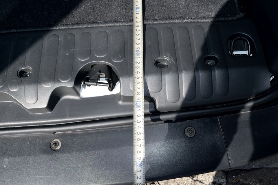 なんと、190cm！まっ平らで体も痛くならないし、思いっきり脚伸ばして寝れるぅ～！おしゃれ車中泊カー選手権、文句なく優勝なのですぅ～！・・・そんな選手権があればの話ですが・・・。