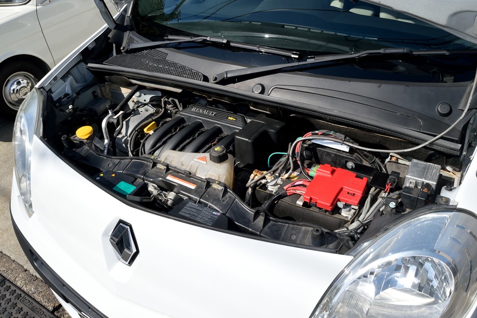 ボディやインテリア同様、手の行き届いた感のあるエンジンルーム！整備記録は全12枚！新車時からすべてディーラー記録です。こういうのチョ～安心！