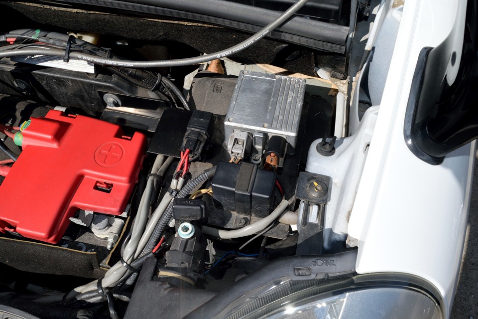 純正オプションのHIDユニットですが、さすが純正ですね、中○製の安価な物とは造りが違います。カングーに合わせた専用台座でキレイに取り付けられています。