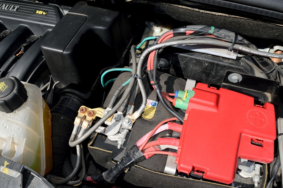 また、このカングーにはアーシングシステムも取り付けられています。エンジンやミッションはもちろん、音響や電装系装備、更に燃費にも好影響を与えてくれるアイテムなのです！