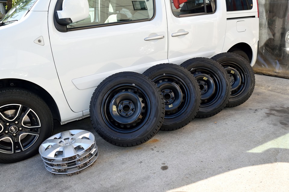そして更に更に、このカングーにはご覧のノーマルホイール＆スタッドレスタイヤ＆ホイールキャップが各4ヶ付属しますので、冬対策もバッチリ！おまけにしては豪華過ぎですぅ～！