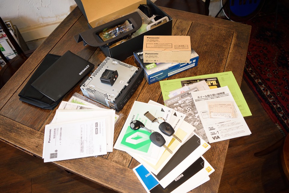 車両のマニュアルや取説、記録簿、オプション装備の取説、保証書、元箱、スペアキー、取り外した純正部品、更になんと新車時の価格表まで、これまで入手した、ほぼすべてのものがあるそうです。こんな几帳面なオーナー様だからこその、この車両状態なのです！納得！