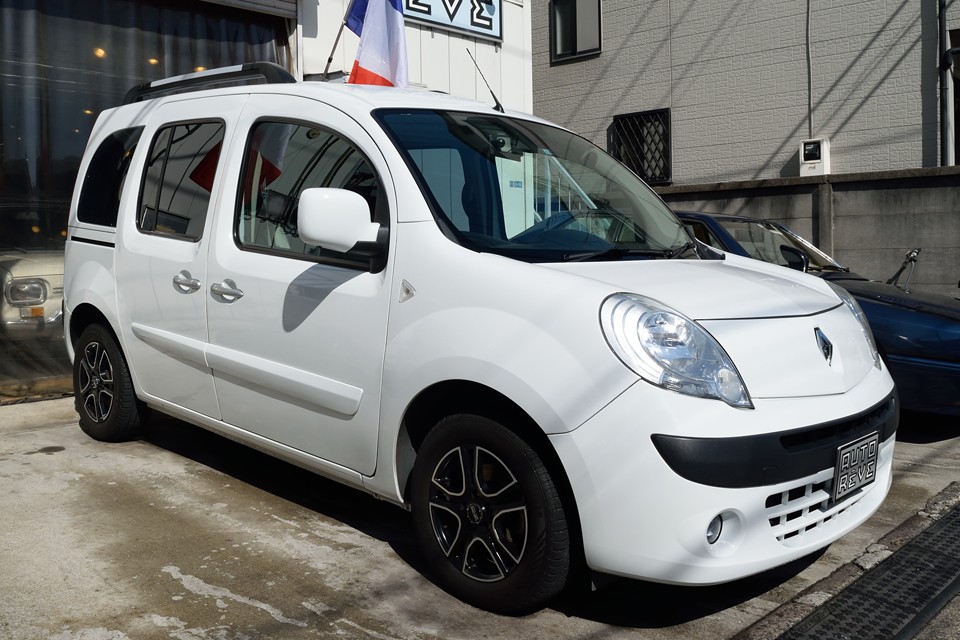 ここでこのカングーについてのおさらい。平成23年式、ワンオーナー車で禁煙車、走行3.2万km、新車時からすべてディーラー整備で記録簿は全12枚、ほぼ無傷のカングー用OZアルミホイールを装着し、純正ホイールにまだまだ使えるスタッドレスタイヤ4本がおまけでついて・・・。