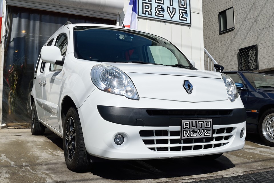 純正オプションのHDDナビ（Panasonic製CN-H500D、当時の価格は367,500円）に、同じく純正オプションのHIDユニット、マルチルーフレールを装備。ETC2.0、ドライブレコーダー、USB端子、アーシングシステムも装備。そんでもって、ご成約いただきましたらタイミングベルト＆Wポンプ一式交換と、更にミシュランタイヤ4本新品交換もサービス！