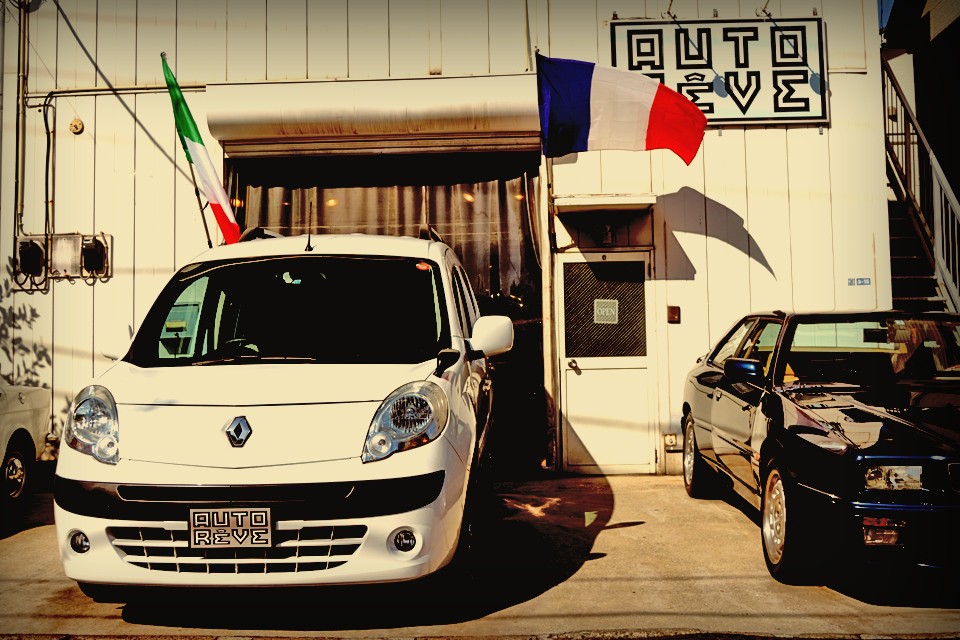 ・・・と、セールストークはここまでにして・・・改めて白デカングーです。フランス車です。どんな場面でも使えるユーティリティの高さは特筆もの！ミニバンばやりの昨今ですが、日本車のミニバンとは明らかに異なるその魅力！