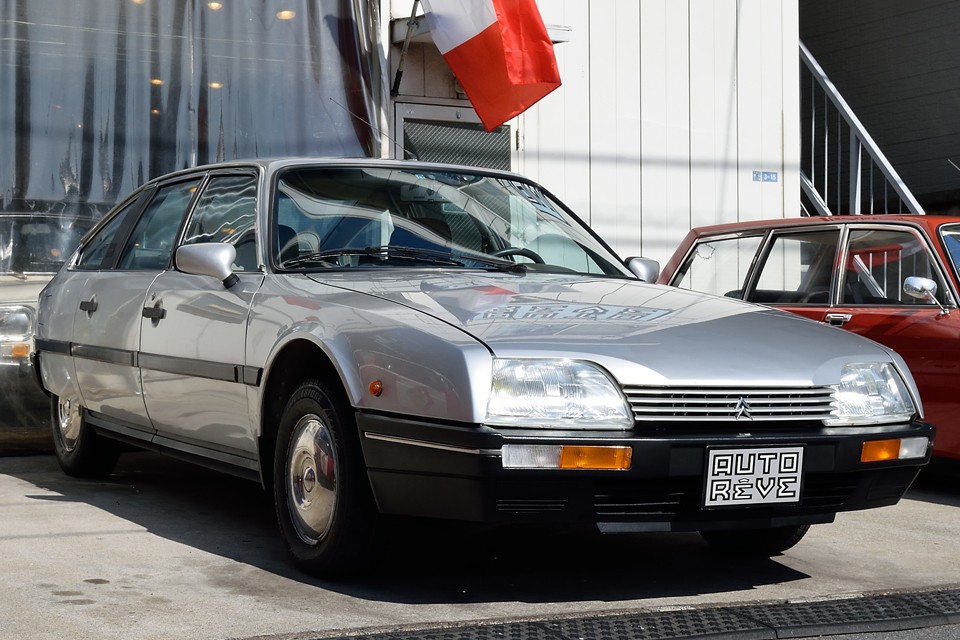 1986（昭和61）年式、国内初度登録は2000（平成12）年の中古並行車、シトロエンCX22TRS、排気量2200cc、左ハンドル、5MT！まんま本国仕様の、これまた「悩ませちゃってゴメンね」物件（笑）なのです！