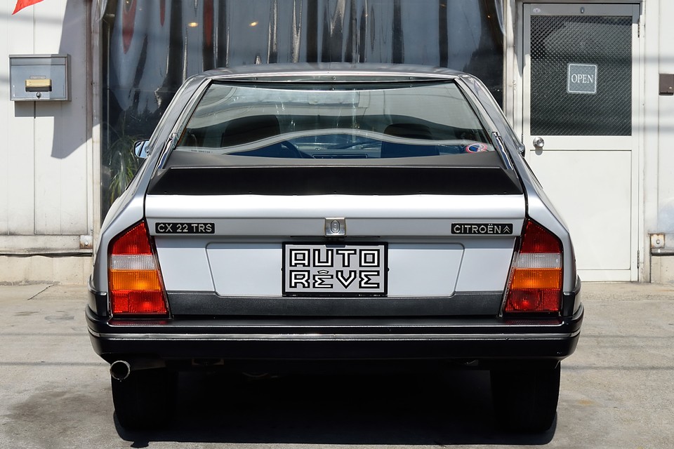 国内に存在するCXの多くは上級セダン然としたイメージですが、この個体を見るとCXは特別なクルマでは無く、日常車だということに気付かされます。