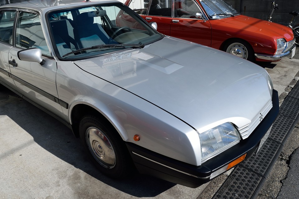 もちろん良く見ればキズや劣化はありますが、それらが目立たないシルバー塗装のおかげで、パッと見はとても清潔感があり、印象の良い個体です。