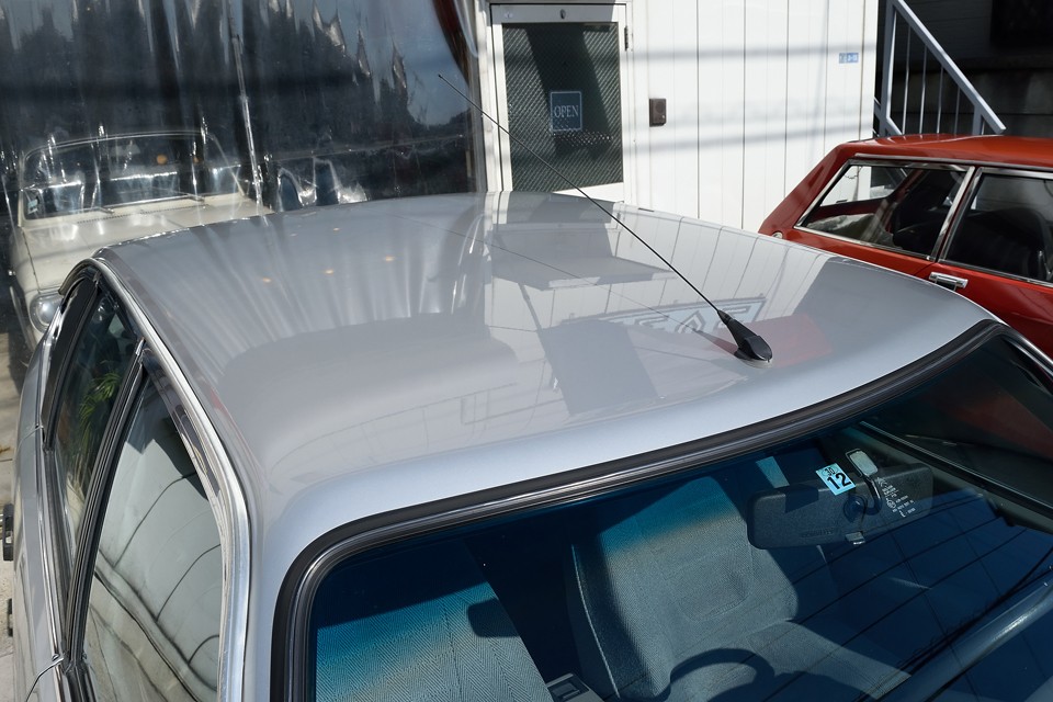 ボンネット、ルーフともに同色塗装されているようです。なので、クリア剥がれや色褪せも無く、ツヤのある状態です。