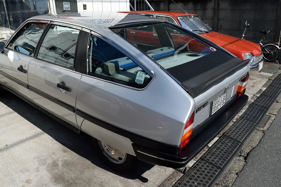 バンパー、サイドモール、リアスポイラーがちゃんと黒いのと、フロントからリアまで繋がるウインドウサッシがキレイなのもいいですね。