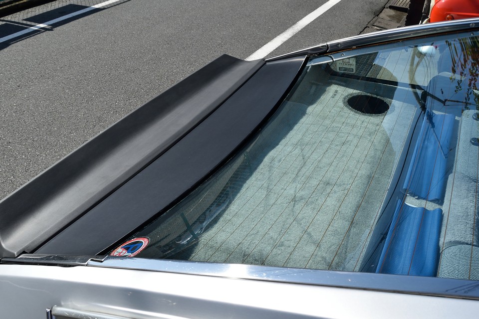 リアガラスは特徴的な逆R形状です。これデザインだけでは無く、リアを見たとき、映り込みが少ないとかの利点もあるのです。ちなみに現在、リアスピーカーが欠品ですが、既に調達中で入庫次第、取付ますのでご安心を。