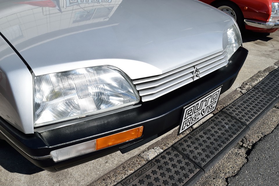 オリジナルバンパーは、おそらく無塗装の黒い樹脂のままだったはずですが、劣化で白っぽくなっちゃったんでしょうね、黒塗装でオリジナルのイメージはそのままに、コントラストが効いたパリッとした印象に！