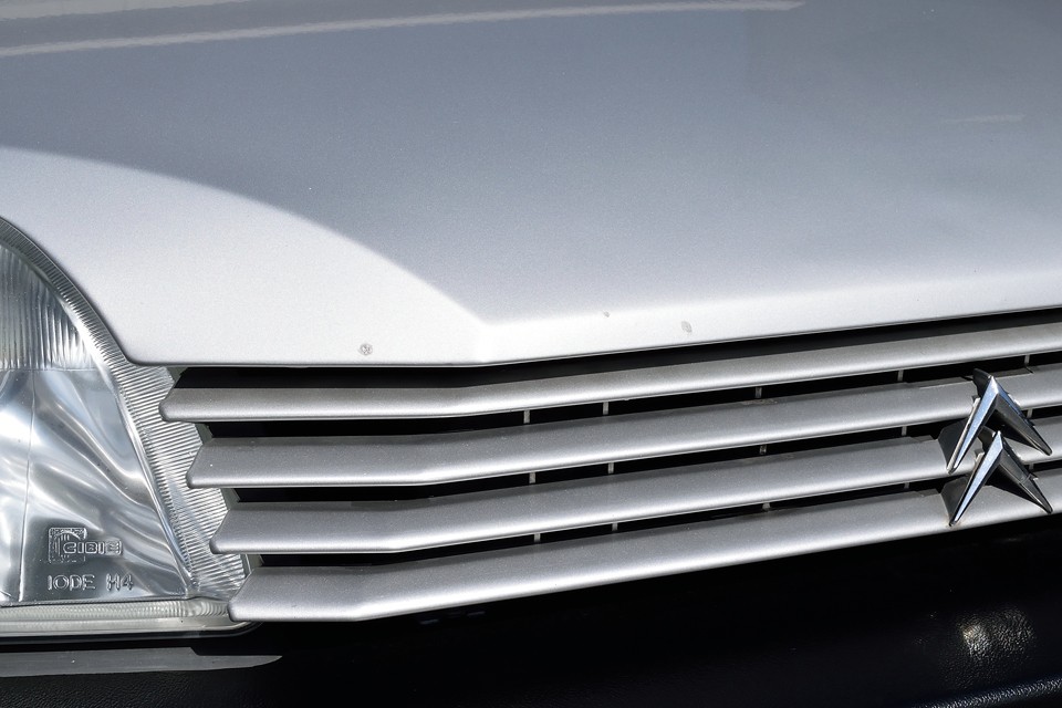 ボンネットの先端や、他にもいくつかタッチアップ補修跡があります。古いクルマの場合、これは致し方ないところでしょうか・・・。