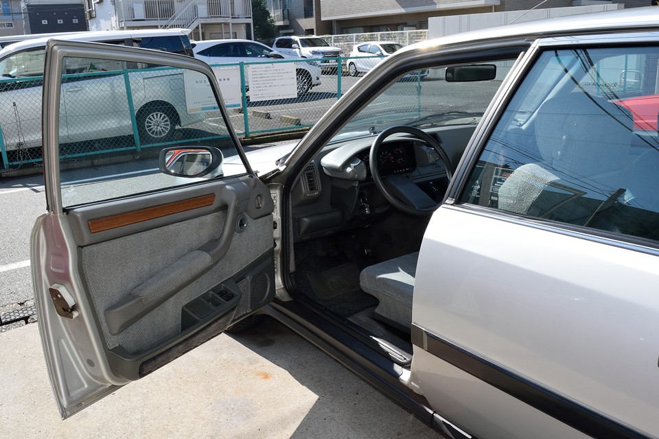 はい、それではインテリアへいってみましょ～！決して宇宙船とか、空飛ぶ何かとかではありません！クルマのインテリアですので念のため・・・。