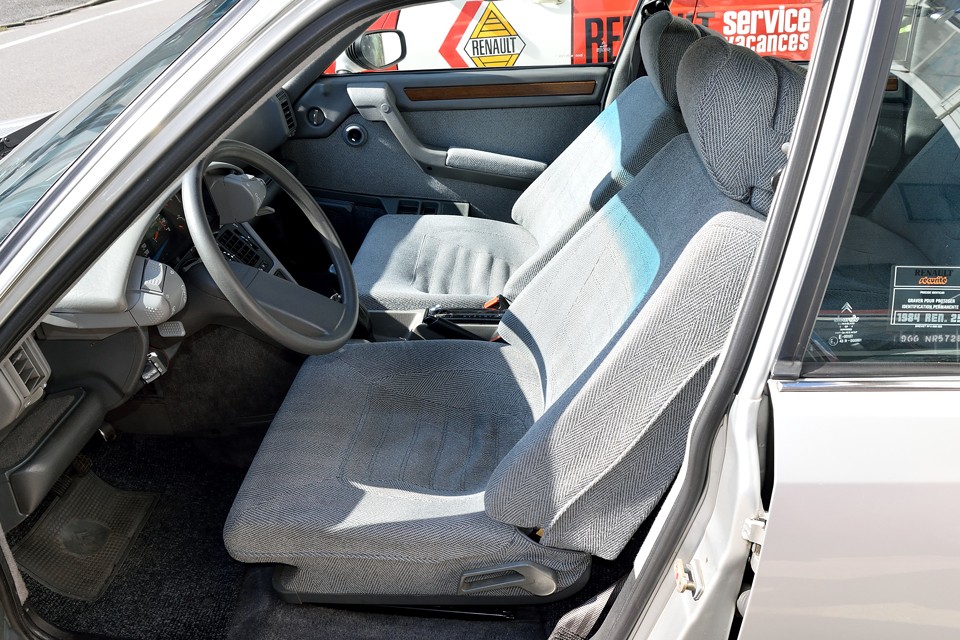 もう、お解かりですね！そうです、あのシートです・・・えっ？どのシートって？ご存じ無い方のために・・・決してフワフワッというわけではないのですが、その形状からも解かる通り、体がスッポリとハマって包んでくれる、まるでカプセルのような独特のシートなのです！