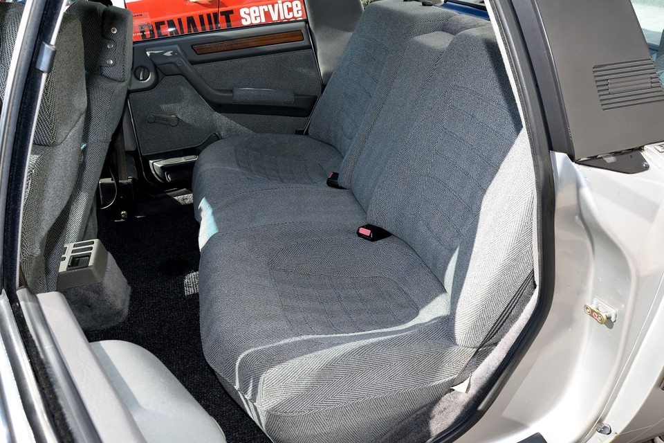 布が主体のインテリアなので、どうしても全体的に薄汚れがありますが、ご覧の通り、シート、内張りに目立つ損傷、破れはありません！