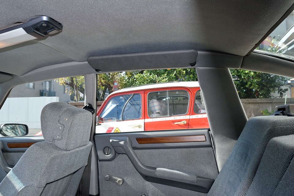 それから、CXはやはり上級モデルという事を物語る装備が・・・リアウインドウ上部にリアシート用のサンバイザーが！