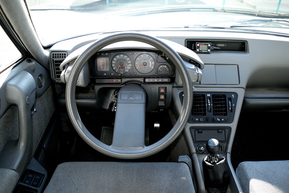 こうやって見ると、むしろ丸いハンドルに違和感を感じます。操縦桿の方がしっくりくるかと・・・。