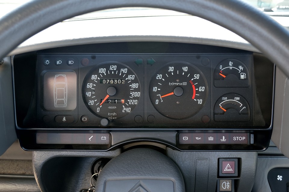 現在、走行距離メーターはご覧の距離です。車両の状態からみて実走行だと思いますが、中古並行車のため過去の履歴がすべて解っているわけではありませんので、走行不明とさせていただきました。