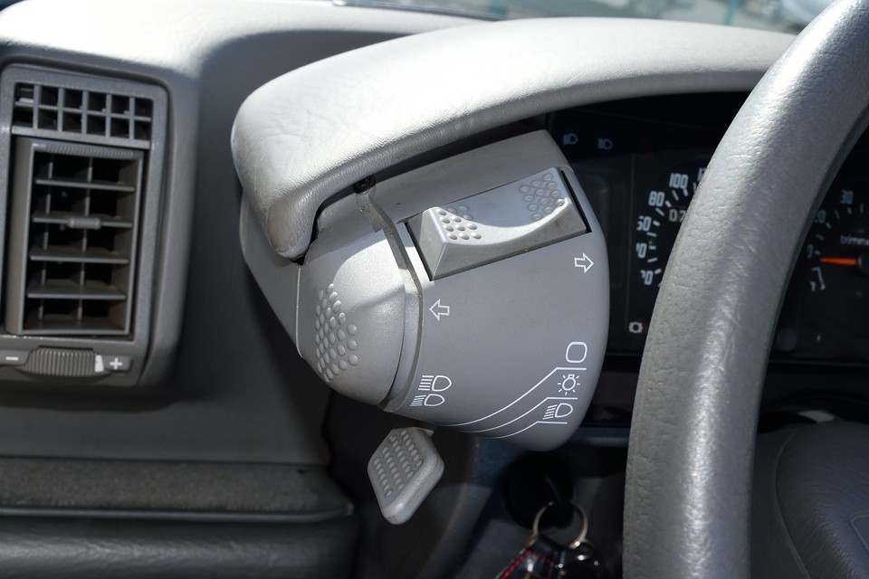 見慣れないと「何これ？」ですが、見た目と違い、操作感は見事なくらいに自然です。シーソー式のウインカーにライト類のスイッチが集約され、機能的な上に・・・。