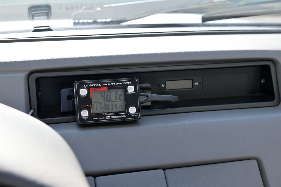 CXの持病とも言える、水温計の液晶トビは、新たに水温計を設置することで解決！また、これもCXでは必ず破損してしまう、その下の3つ並んだ小物入れのフタは、やはり割れているので両面テープで固定されています。