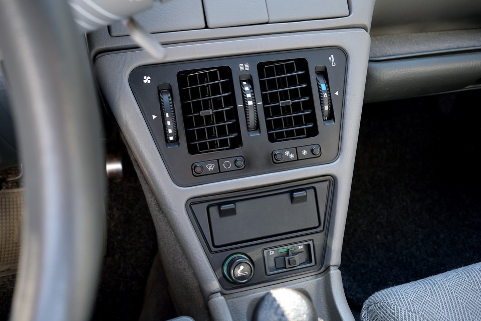 旧車では気になるエアコンですが、ガスが抜け気味で、冷えも弱いのですが、機能としては正常のようです。ただ、ガスが漏れているのは事実なので、今後も定期的な補充は必要な状態です。根本的な解決には別途修理が必要です。